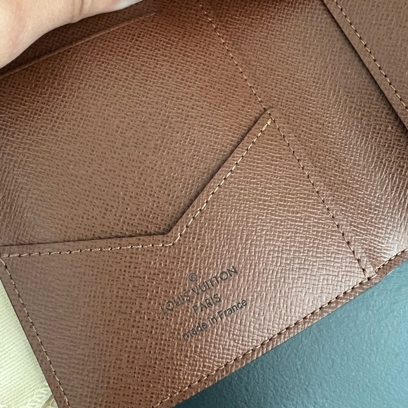 S0LD - LOUIS VUITTON PASSPORT HOLDER - Picture 3 of 5